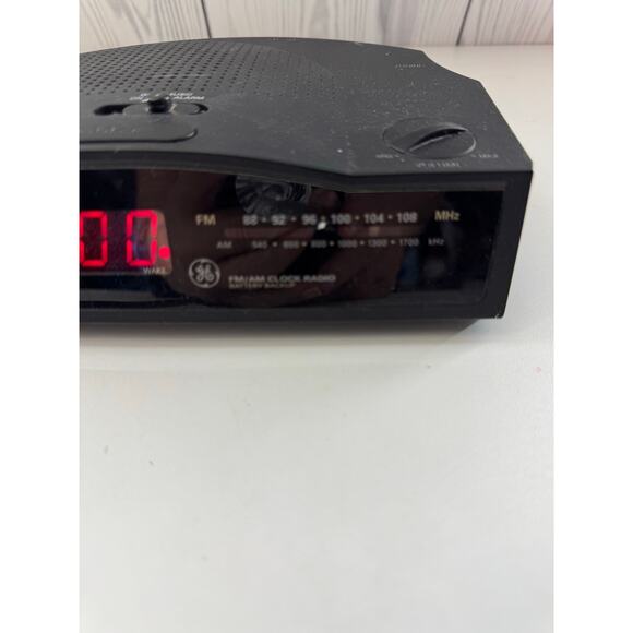 GE 7-4813B Digital Red LCD AM/FM Alarm Clock Radio - Picture 3 of 9